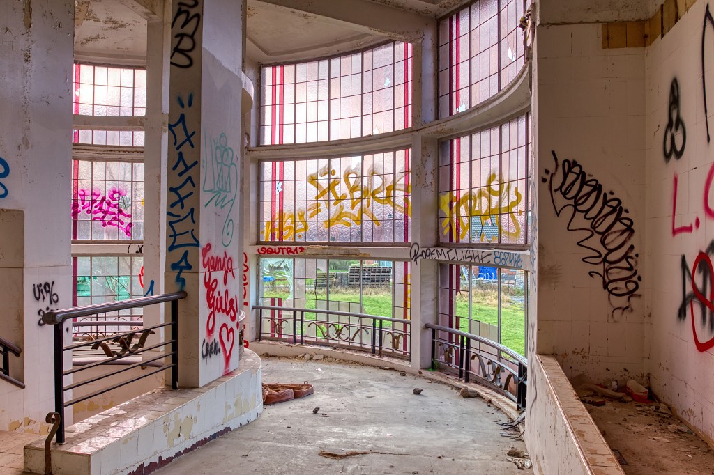 HDR urbex brandweerauto brandweerwagen fire truck camion de pompiers graffiti Sanatorium Dolhain basil decay verlaten kunst art